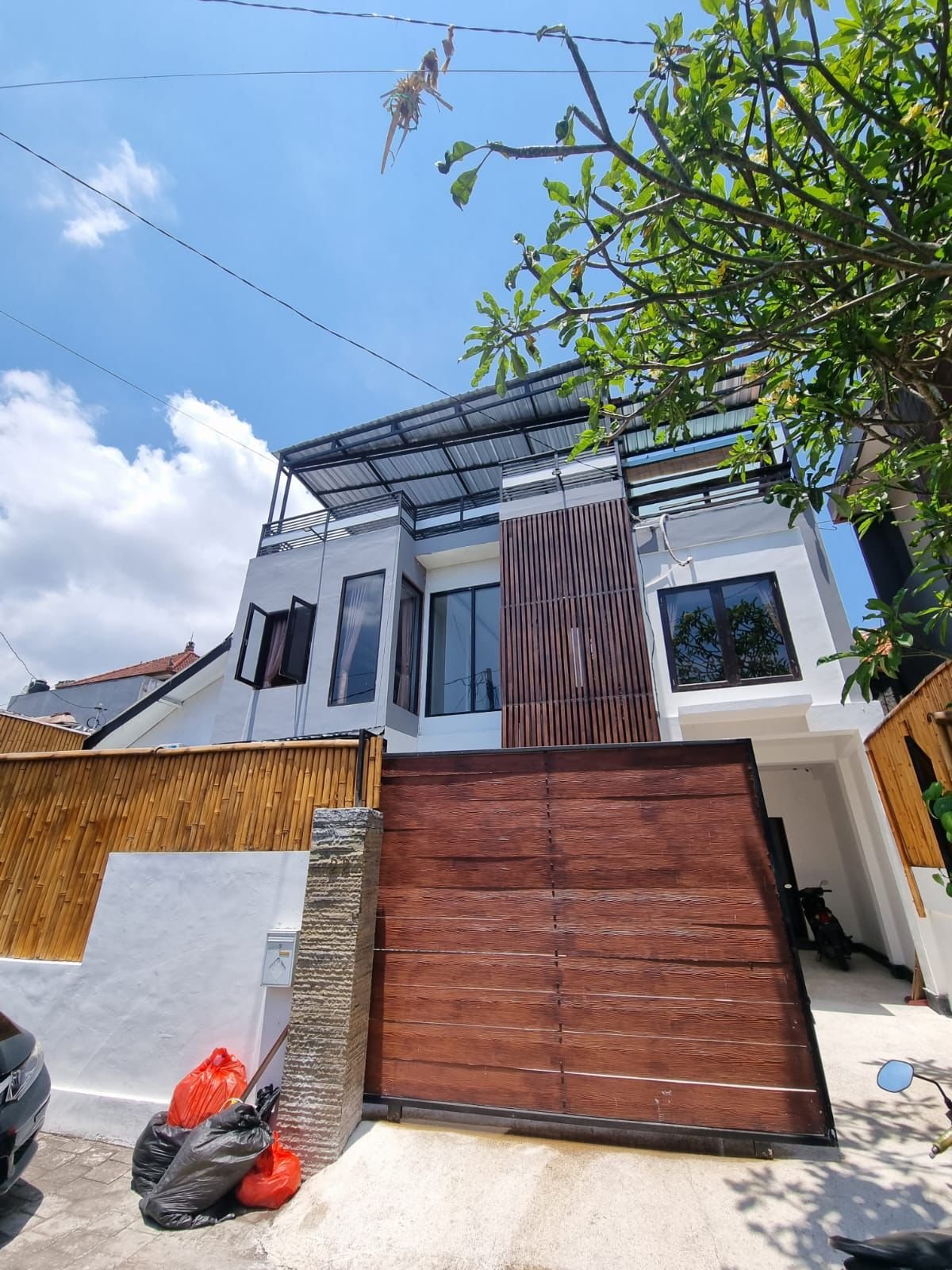 Nearly New Three-Story Villa with Pool and Rooftop Terrace in Kuta Seminyak
